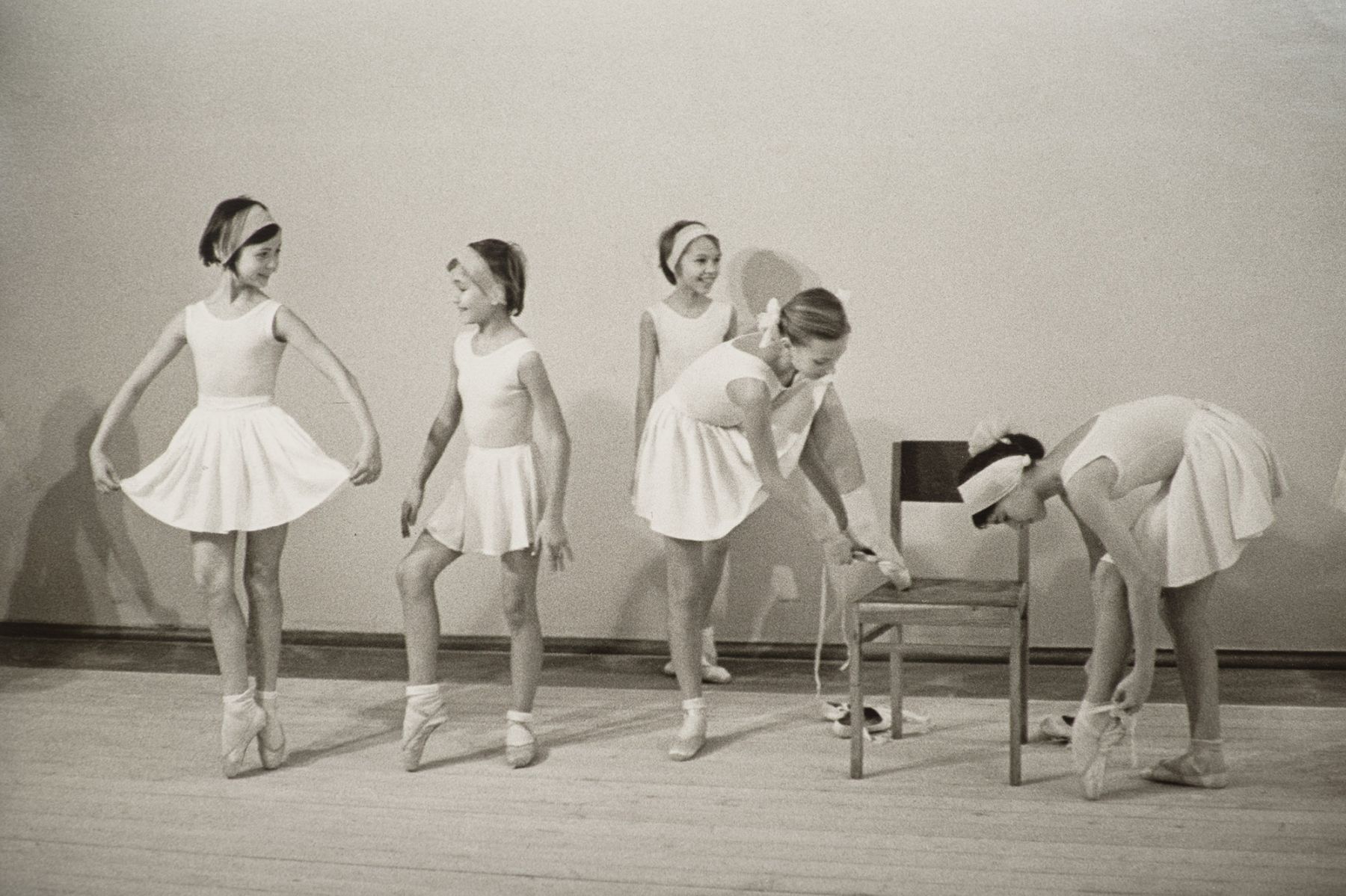 На занятиях. Пермское хореографическое училище. 1965 г.